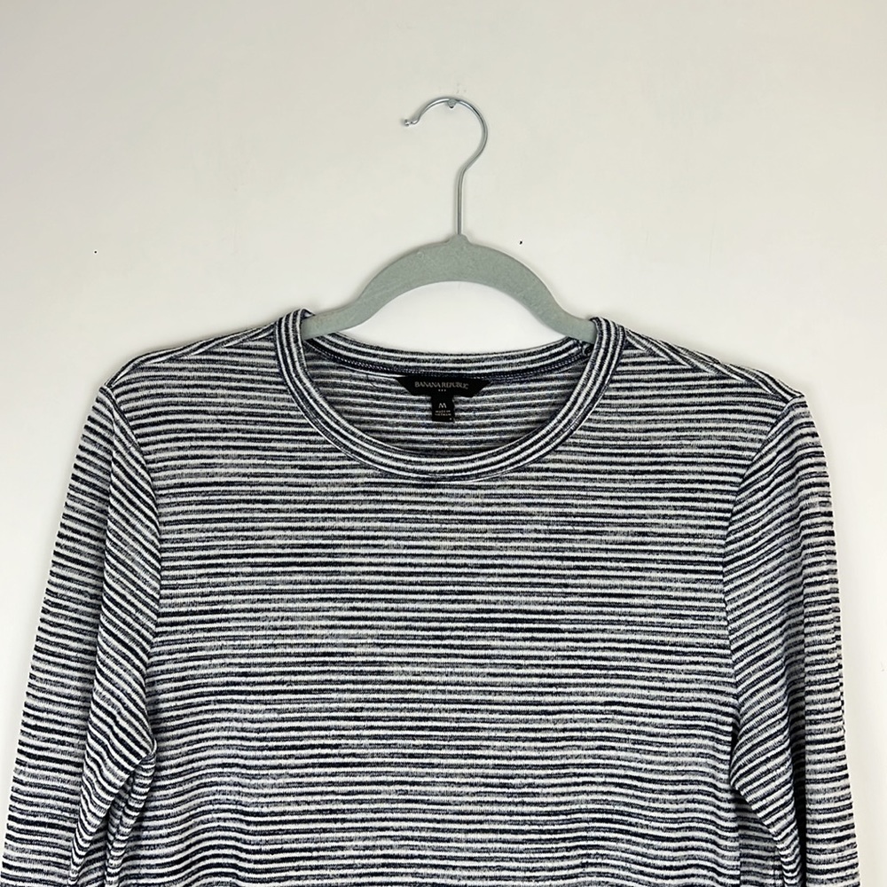 BANANA REPUBLIC long sleeve top in navy blue and white; very soft! M - Picture 3 of 6
